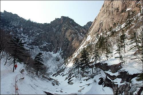 겨울 금강산. 금강산의 구룡연 코스에는 온통 바위산임에도 불구하고 다른 산에는 흔한 마애불조차 보이지 않습니다. 